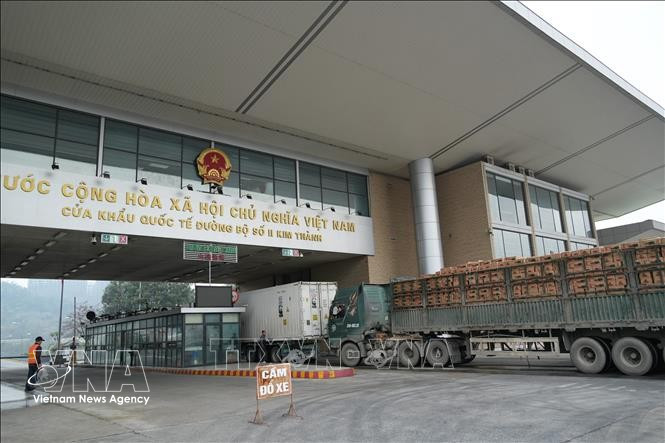 Грузовые автомобили проходят таможенное оформление на международном автомобильном пограничном пункте Кимтхань - Лаокай. (Фото: ВИА).