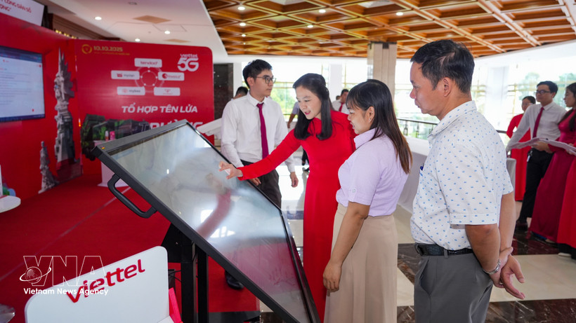 Знакомство с платформами и решениями цифровой трансформации, направленными на развитие цифрового правительства и цифровой экономики в провинции Тэйнинь. (Фото: ВИА).