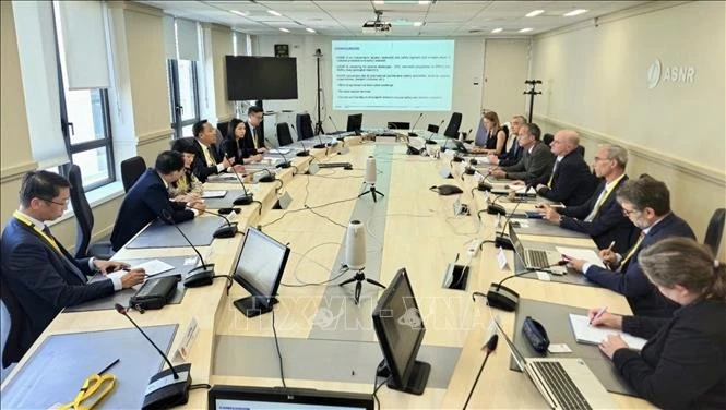 Заместитель министра промышленности и торговли Нгуен Хоанг Лонг работает с Французским регулирующем органом по ядерной безопасности и радиационной защите (ASNR) и Комиссариатом по атомной и альтернативным видам энергии (CEA)
