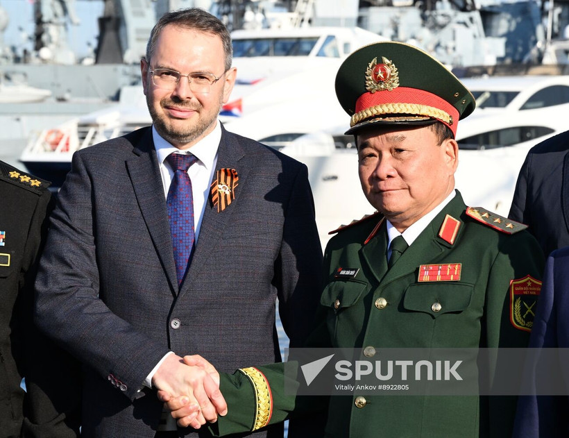 Заместитель министра науки и высшего образования РФ Константин Могилевский и заместитель министра обороны Вьетнама генерал-полковник Хоанг Суан Тьен пожимают друг другу руки и позируют для фото во время церемонии передачи (Фото: Спутник)