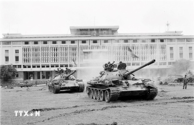 Утром 30 апреля 1975 года со всех направлений сотни танков, бронемашин и пехоты одновременно двинулись прямо на освобождение Сайгон (Фото: ВИА)