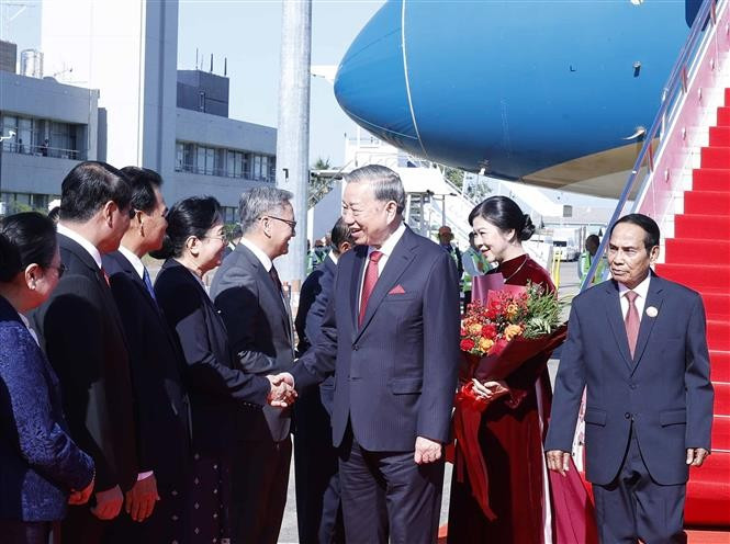 Церемония встречи Генсекретаря То Лама и его супруги в международном аэропорту Ваттай, столица Вьентьян (Фото: ВИА)