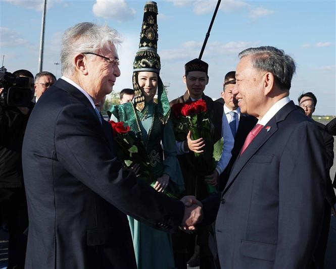 Президент Казахстана Касым-Жомарт Токаев встретил Генерального секретаря То Лама в международном аэропорту имени Нурсултана Назарбаева в столице Астане (Фото: ВИА) 