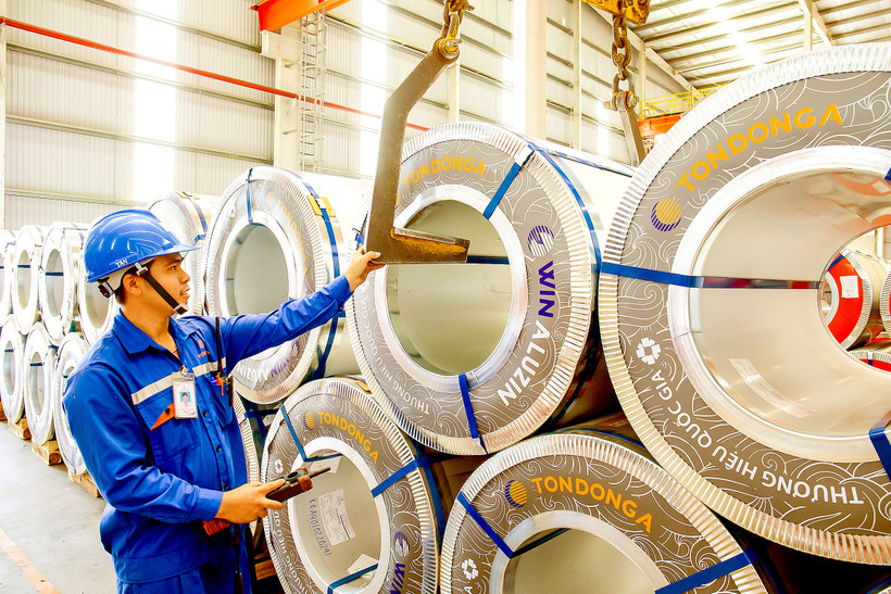 Работники завода Ton Dong A Factory проверяют рулоны стали, обеспечивая полную прослеживаемость информации о поставке перед отправкой с завода (Фото: https://www.sggp.org.vn)