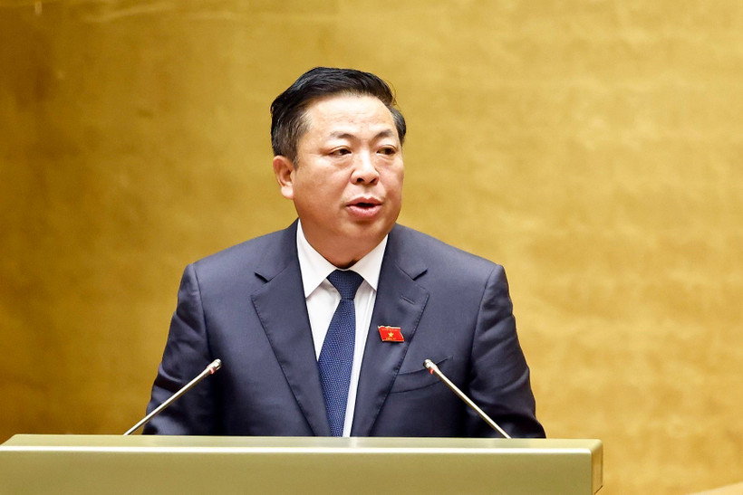 Министр строительства Чан Хонг Минь, уполномоченный премьер-министром, представил проект резолюции НС о пилотировании ряда конкретных механизмов и политик по развитию социального жилья (Фото: ВИА)