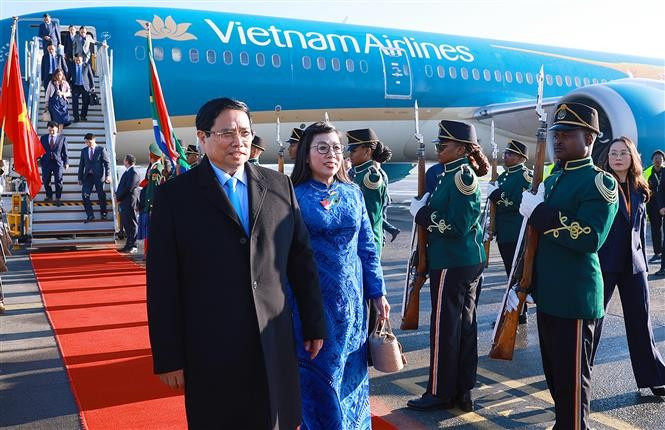 Премьер-министр Фам Минь Тьинь прибыл в Южную Африку для участия в саммите G20 (Фото: ВИА)