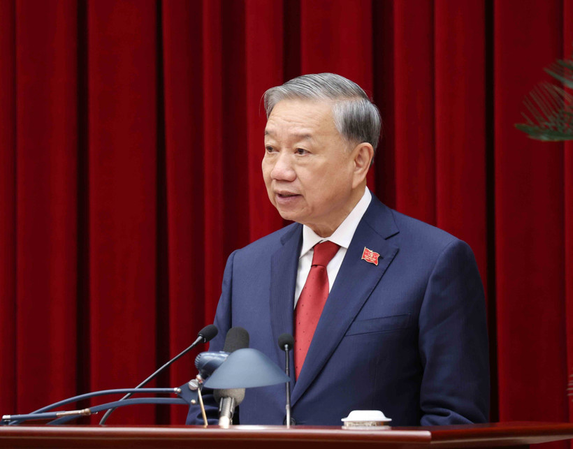 Генсекретарь То Лам выступает с заключительной речью на первом заседании ЦК КПВ XIV созыва (Фото: ВИА)