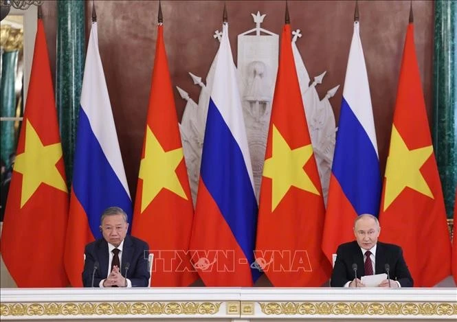Генсек То Лам и президент России Владимир Путин общаются с прессой (Фото: ВИА) 
