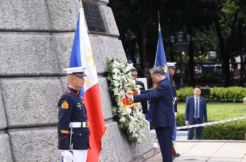Генсек, Президент То Лам возлагает цветы к мемориалу Хосе Рисаля.