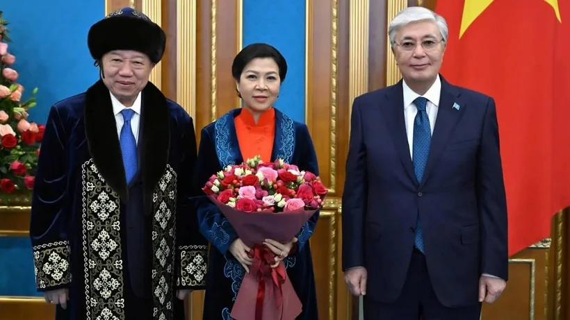 Чапан подарил Токаев генсеку Компартии Вьетнама 