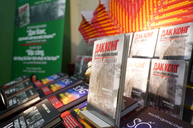 Книга переведена с оригинала на вьетнамском языке на русский переводчиком Владимиром Сербиным, вьетнамоведом Светланой Глазуновой и пожилым редактором Идой Андреевой (Фото: ВИА)