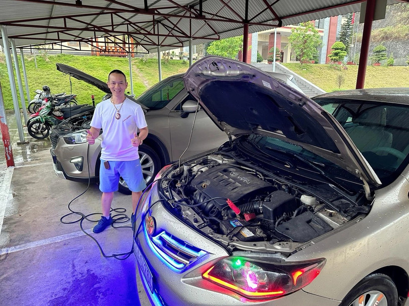 Чан Ань Диеп на своей Toyota Corolla Altis спасал автомобили бесплатно (Фото: NVCC)