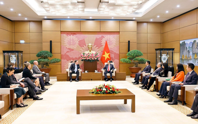 Председатель НС Чан Тхань Ман принял с прощальным визитом Посла США во Вьетнаме Марка Кнаппера по случаю завершения срока его дипломатической миссии (Фото: ВИА)