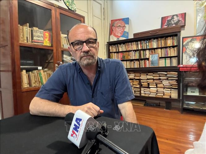 Марсело Родригес, заведующий Отделом международных связей ЦК Коммунистической партии Аргентины, даёт интервью корреспонденту ВИА в Буэнос-Айресе (Фото: ВИА)