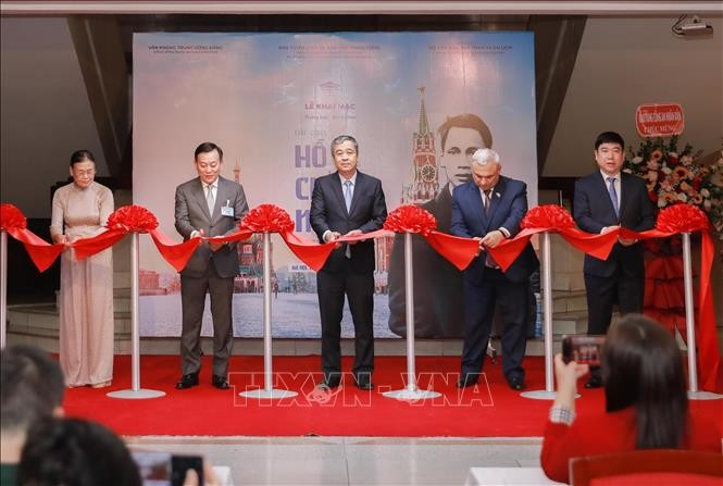 Делегаты приняли участие в церемонии перерезания ленточки на открытии выставки «Следы Хо Ши Мина на родине Октябрьской революции» (Фото: ВИА)