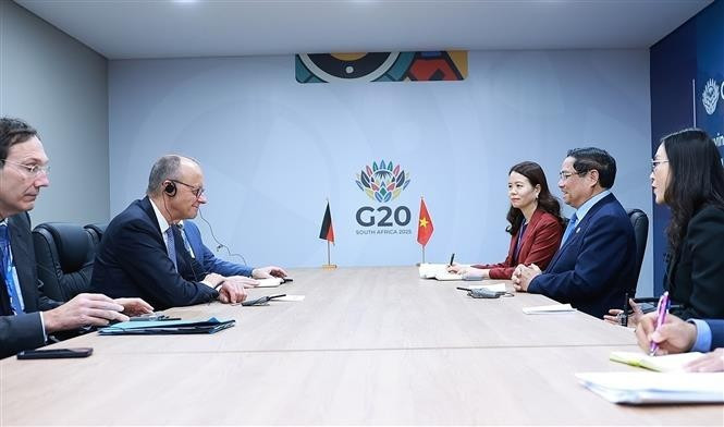 Премьер-министр Вьетнама Фам Минь Тьинь (второй справа) и канцлер Германии Фридрих Мерц (второй слева) на их встрече в Йоханнесбурге 23 ноября (Фото: ВИА)