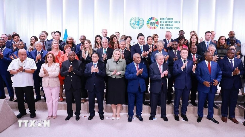 Премьер-министр Фам Минь Тьинь и главы делегаций, участвующих в UNOC 3, позируют для группового фото (Фото: ВИА)