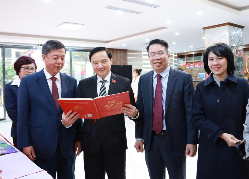 Делегаты на церемонии презентации книги «80 лет Национальному собранию Вьетнама — исторические вехи». (Фото: Вьетнам+)