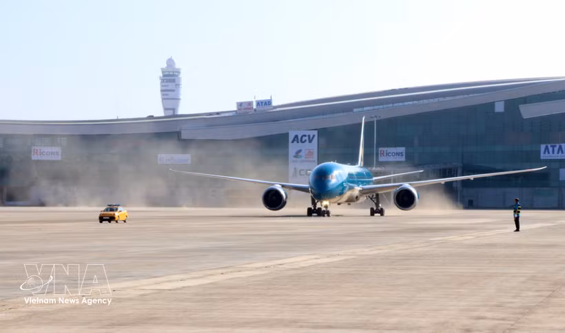 Самолёт Boeing 787 Национальной авиакомпании Вьетнама – Vietnam Airlines выполнил первый рейс и приземлился в международном аэропорту Лонгтхань (Фото: ВИА) 