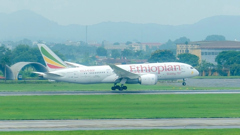 Рейс ET0678 авиакомпании Ethiopian Airlines благополучно приземлился в международном аэропорту Нойбай (Фото: NIA/qdnd.vn)