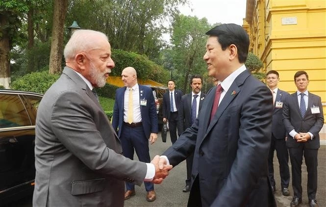 Президент Лыонг Кыонг (справа) приветствует президента Бразилии Лулу да Силву в Ханое утром 28 марта (Фото: ВИА)