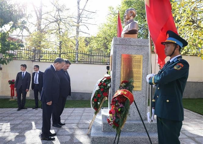 Генсекретарь То Лам с глубоким почтением возложил дань памяти Президенту Хо Ши Мину у его памятника на территории Посольства (Фото: ВИА)