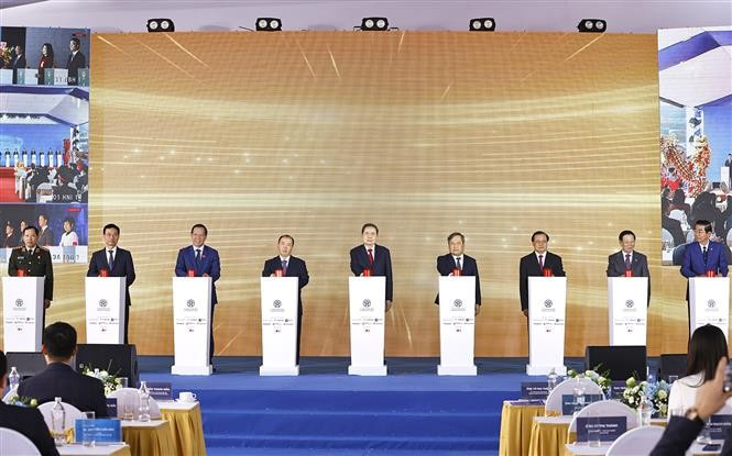 Председатель НС Чан Тхань Ман и делегаты принимают участие в церемонии начала реализации проекта (Фото: ВИА)