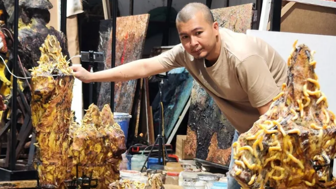 Художник Ле Хыу Хьеу за работой над произведением (Фото: Saigongiaiphong)