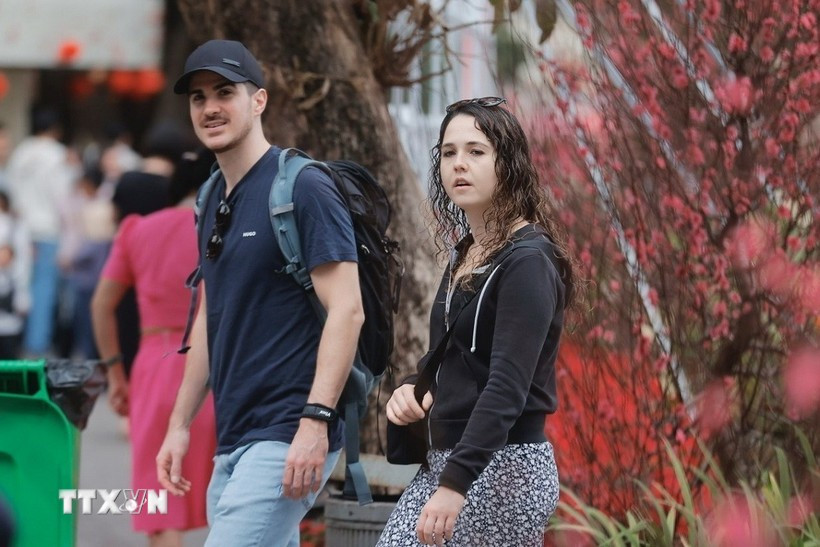 Международные туристы посещают Ханой в период празднования Лунного Нового года (Фото: ВИА)