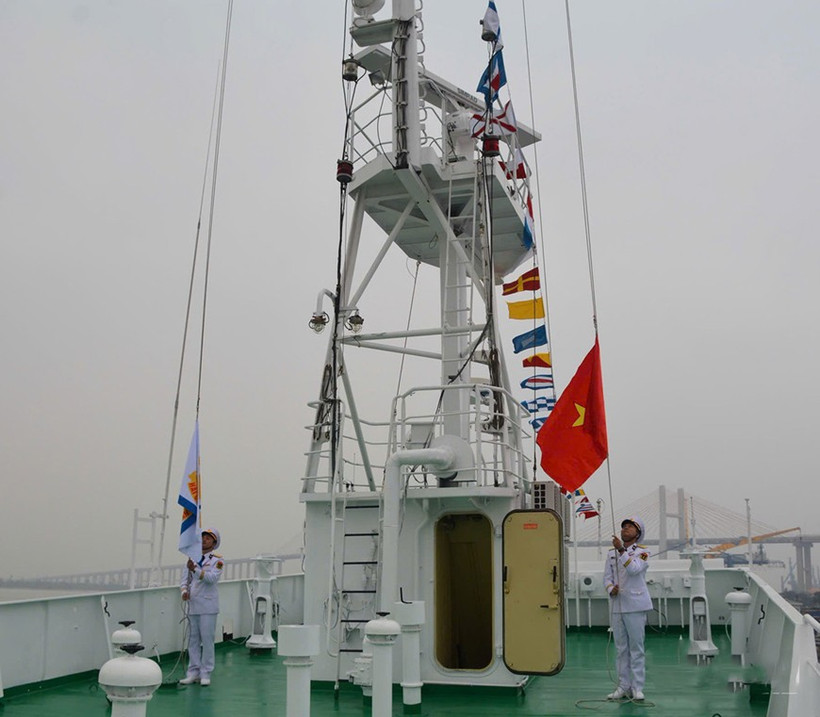 Церемония подъёма флага на корабле 889 «Профессор Гагаринский» (Фото: QĐND)