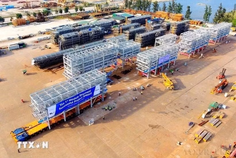 Груз объемом 1200 тонн модулей был экспортирован в Сингапур компанией Doosan Enerbility Vietnam Heavy Industry Co., Ltd., провинции Куангнгай (Фото: ВИА)