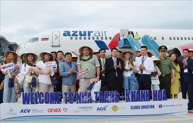 17 марта 2025 года рейс ZF2577, выполняемый компанией Azur Air LLC, вылетел из международного аэропорта Иркутска, Россия, и приземлился в международном аэропорту Камрань в провинции Кханьхоа с 231 российским туристом на борту. (Фото: ВИА)