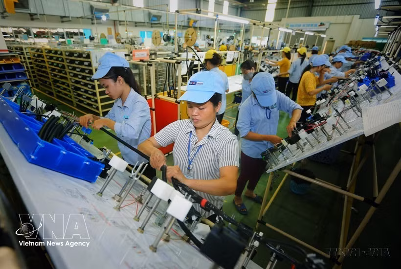 Производство электрических и электронных компонентов в компании Minda Vietnam Auto Components Co., Ltd. (инвестиции Индии) в провинции Футхо (Фото: ВИА)
