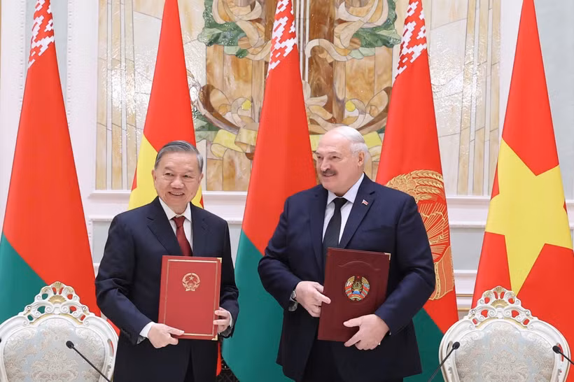 Генсек То Лам и президент Александр Лукашенко подписали Совместное заявление о создании стратегического партнерства между Вьетнамом и Беларусью (Фото: ВИА) 