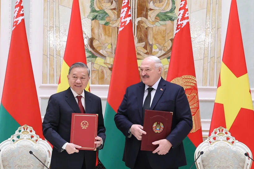 Генсек То Лам и президент Александр Лукашенко подписали Совместное заявление о создании стратегического партнерства между Вьетнамом и Беларусью (Фото: ВИА) 