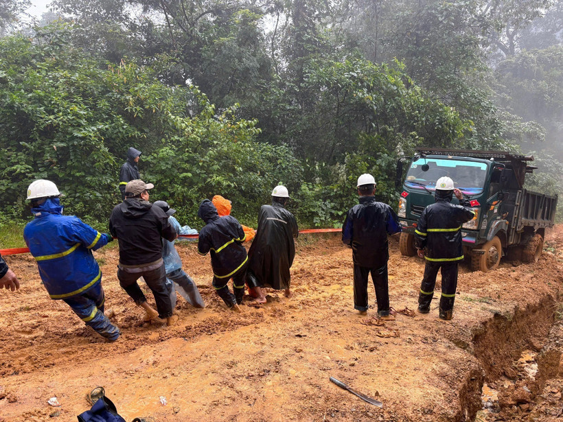 Рабочие Электроэнергетической компании провинции Куангчи, преодолевая все трудности, прилагают усилия для восстановления электроснабжения отдалённых и труднодоступных деревень и поселений до 15 декабря.