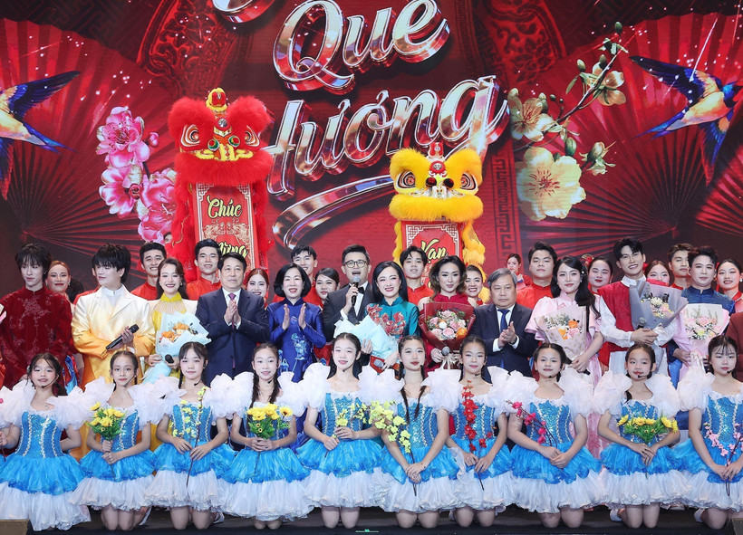 Президент Лыонг Кыонг и его супруга вместе с делегатами и артистами на специальной художественной программе «Весна на Родине – 2026» (Фото: ВИА)