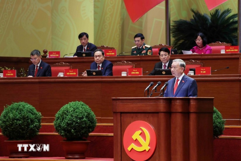 Генеральный секретарь То Лам представляет Доклад ЦК КПВ XIII созыва о документах, выносимых на XIV съезд(Фото: ВИА)