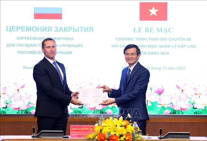 Доцент, доктор Доан Минь Хуан, Первый заместитель директора Национальной политической академии имени Хо Ши Мина, вручил Сертификаты участникам Программы повышения квалификации и обмена тематическими материалами для высокопоставленных государственных служащих РФ.