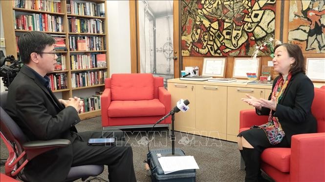 Профессор Нгуен Тхи Льен Ханг беседует с корреспондентом ВИА в Нью-Йорке (Фото: ВИА)