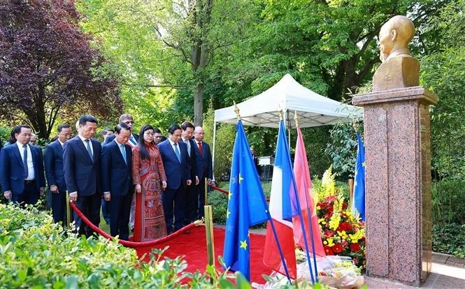 Премьер-министр Фам Минь Тьинь с супругой и делегатами отдают дань уважения президенту Хо Ши Мину (Фото: ВИА)