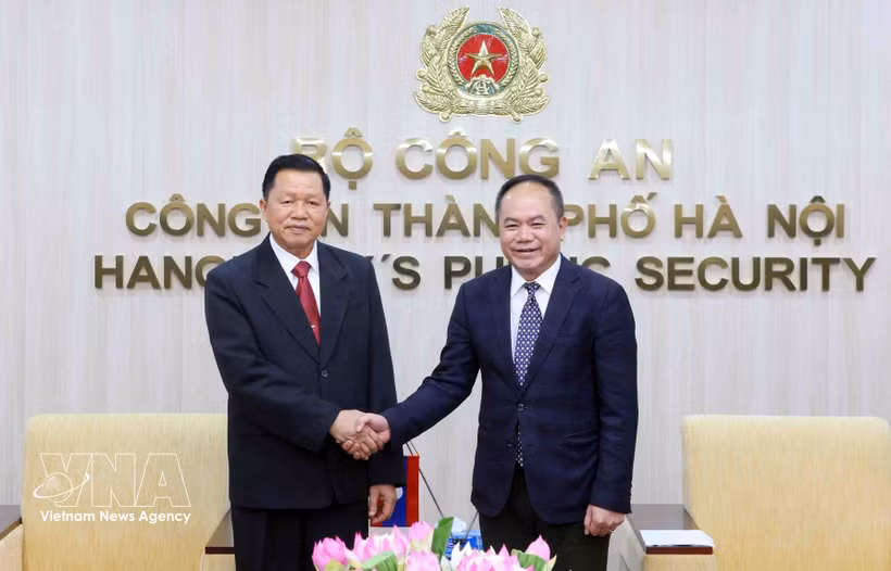 Генерал-лейтенант Нгуен Тхань Тунг, директор Управления общественной безопасности города Ханоя, и генерал-полковник Вантхонг Конгмани, министр общественной безопасности Лаоса (Фото: ВИА)