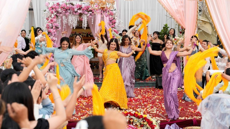 Индийские актёры во время одной из съёмочных сцен во Вьетнаме (Фото: nhandan.vn)