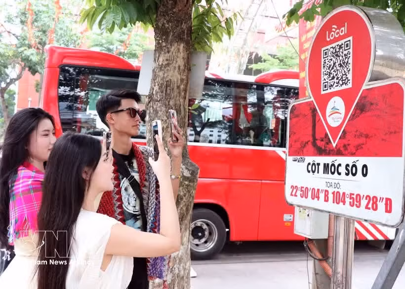 Посетители сканируют QR-код на отметке Km0 Хазянг, чтобы получить доступ к туристической информации (Фото: ВИА)