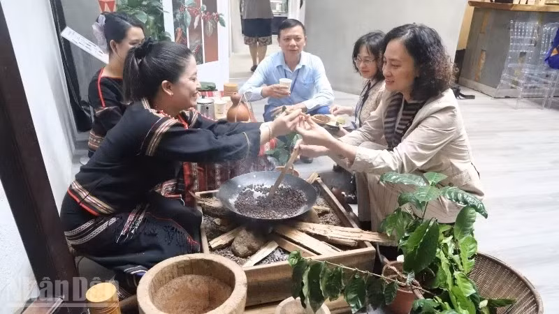 Туристы знакомятся с традиционным способом обжарки кофе народа Эдэ (Фото: nhandan.vn)