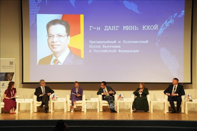 Посол Данг Минь Хой выступает на пленарной сессии форума (Фото: ВИА)