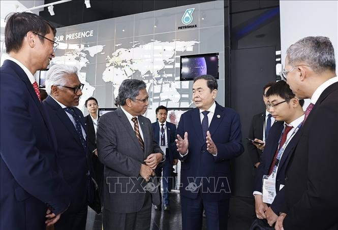 Председатель НС Чан Тхань Ман беседует с руководством корпорации Petronas (Фото: ВИА)