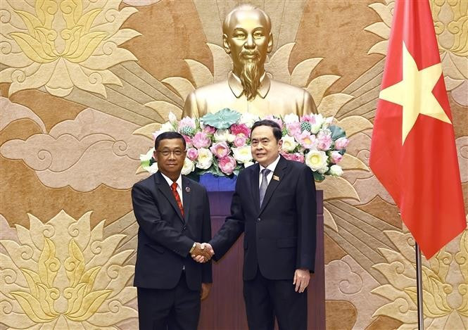 Председатель НС Чан Тхань Ман принял заместителя председателя НА Лаоса (Фото: ВИА)