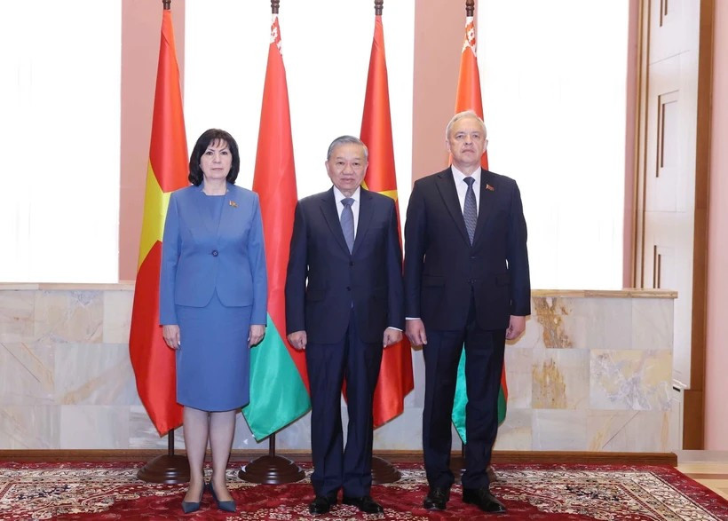 Генсек То Лам (в центре), спикер Совета Республики Наталья Кочанова (слева) и председатель Палаты представителей парламента Беларуси Игорь Сергеенко (справа) (Фото: ВИА)