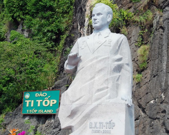 Памятник герою-космонавту Герману Титову на острове Титова в бухте Халонг (Фото: Вьетнам+)